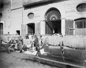 ナポリの路上乾燥パスタ、1897年
